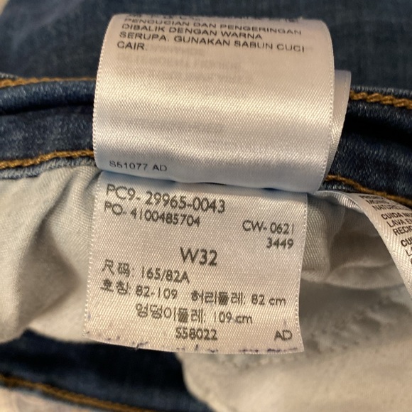 Women’s LEVIS Shorts, cuffed hem, size 32 waist, Mid Length - Picture 5 of 5